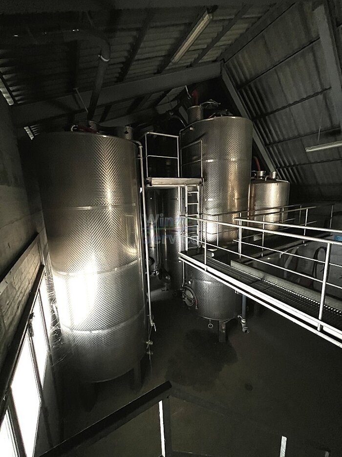 Bild 1 Rotwein-Fermenter Tankanlage DEFRANCESCHI, ca. 100 000 Liter
