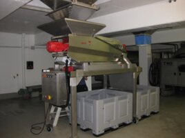 Bild 4 Trauben-Abbeermaschine ROTOVIB mit Rollensortierer