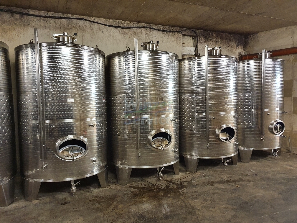 5x 5.000 L VA Weinlagertank rund stehend mit Komplettausstattung