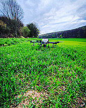 Bild 1 Pflanzenschutz und biodyn. Präparate für Biowinzer per Drohne