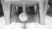 Bild 2 5.100 Liter Lagertank mit gewölbtem Boden, rund /stehend aus V2A