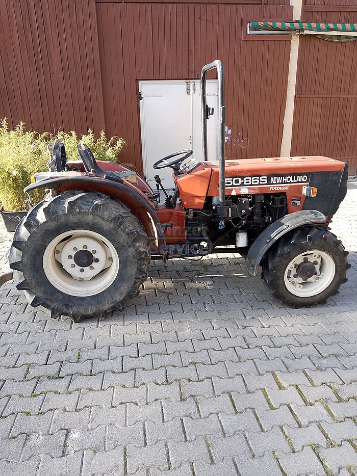 Bild 1 Traktor New Holland 50-86S