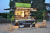 Bild 1 Fahnenbruck Weinverkaufsanhänger