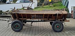Restaurierter Oldtimer Holz Anhänger Traktor Gummiwagen Planwagen
