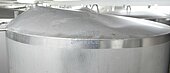 Bild 3 7.020 Liter Lagertank mit Konusboden, rund /stehend aus V2A