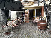 Bild 4 Vollexistenz Weingut und Läden